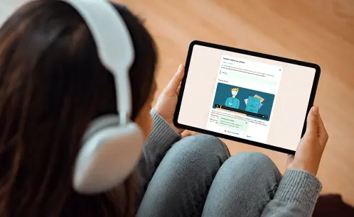 Dívka s tabletem na kolenou