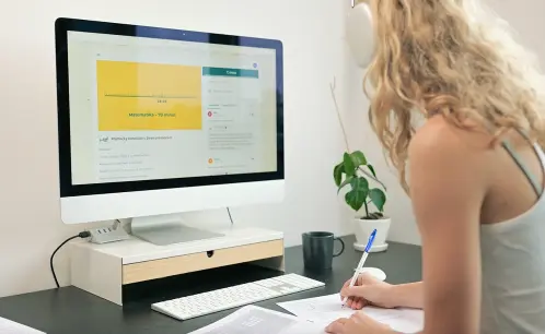 Studentka před počítačem s aplikací